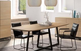 salle à manger en bois avec chaises noires